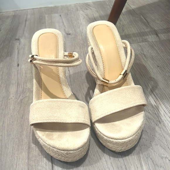 Beige platform wedges ! - Picture 1 of 3